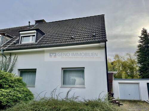 Strassenseite - Doppelhaushälfte mit Potential + super Grundstück!