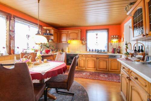 Essbereich mit Blick zum Wohnbereich - 