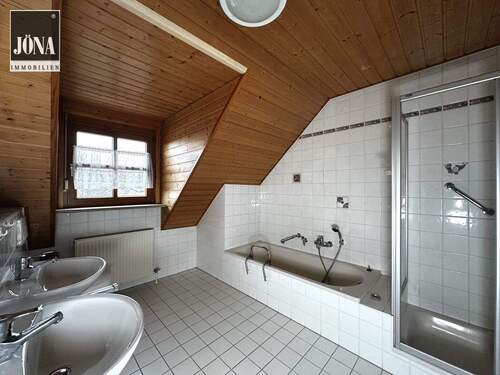 Bad mit Dusche und Badewanne - 