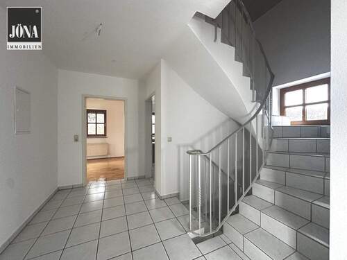 Diele und Treppenhaus - Einfamilienhaus mit 185,00 m&sup2; in Bayreuth zur Miete