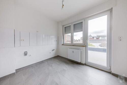 1. OG Wohnung rechts - Küche mit Balkon - 
