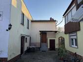 Hof mit Nebengelass - 