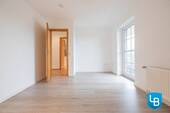 DG: Individuell nutzbares Zimmer mit Zugang zur Loggia - 