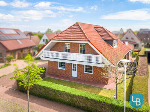 Ansicht von der Straße - Ruhige Wohnlage mit Ostseenähe - Zweifamilienhaus mit Perspektive
