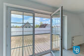 DG: Blick aus dem Wohnbereich auf die Dachterrasse - 