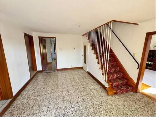 Diele mit Treppe ins OG - 