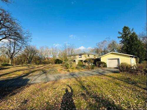 Blick von der rechten Grundstücksseite aufs Haus - 