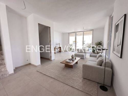 Blick in den Wohn- und Essbereich aus der Küche (KI-Optimiertes-Bild) - 5 Zimmer Reihenendhaus zum Kaufen in Hamburg