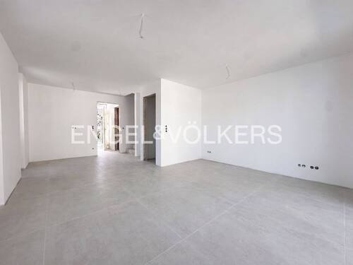 Wohn-, Ess- und Küchenbereich im Erdgeschoss - 5 Zimmer Reihenendhaus in Hamburg