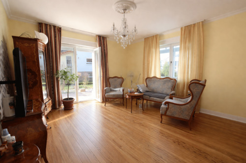 EG: Wohnzimmer (Zugang Terrasse) - 9 Zimmer Mehrfamilienhaus, Wohnhaus zum Kaufen in Keltern- Ellmendingen