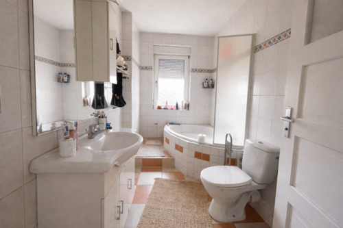 EG: Tageslichtbad mit Wanne - 