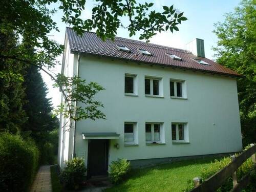 Vorderansicht des Hauses - Schöne 3 ZKB-Wohnung ohne Balkon - Naturnahes Wohnen am Waldrand von Harleshausen