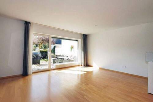 Wohnzimmer mit Zugang zu Terrasse und Garten - 5 Zimmer Reihenmittelhaus in Bad Honnef