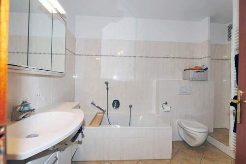 Helles Bad mit Wanne und Dusche - 