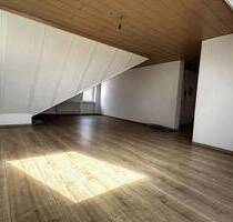 Gemütliche, helle 2 Zimmer-Dachgeschoss-Wohnung (2. OG) mit Stellplatz - Beindersheim