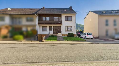 Vorderansicht - ** RESERVIERT ** Großzügiges Reihenendhaus mit tollem Grundstück in Irsch zu verkaufen.