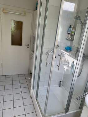 Bad mit Glasdusche - 
