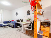 Essbereich mit charmanten Holzregalen - 
