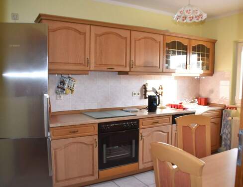 Küche mit EBK und Kühlschrank - 