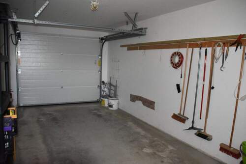 Garage mit elektr. Tor + Zugang direkt ins Haus - 