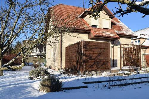 Blick vom Garten aufs eingene Häuschen - 