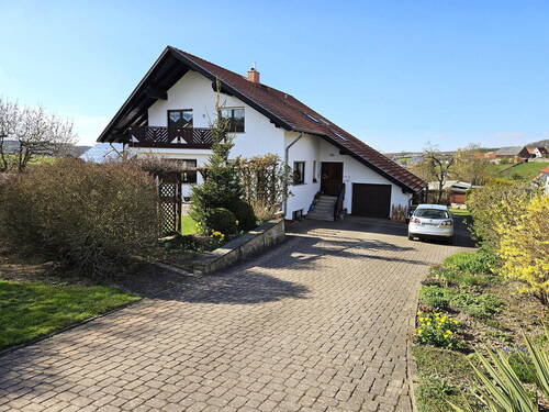 Hofeinfahrt / Hof - 6 Zimmer Einfamilienhaus in Frielendorf-Großropperhausen
