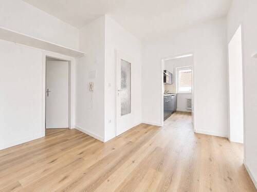 Heller Flur vom Wohnzimmer aus - 