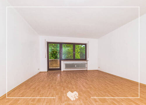 Wohnzimmer mit Balkon - Etagenwohnung mit 98,70 m² in Augsburg zum Kaufen