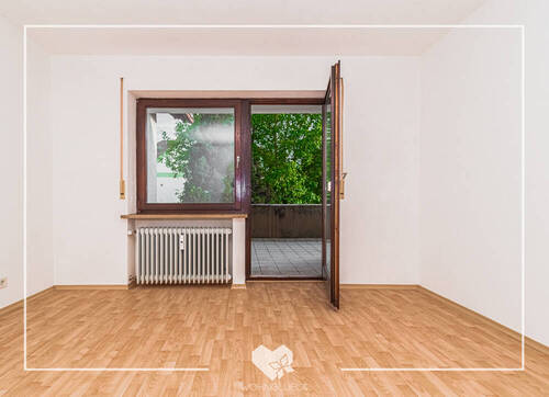 Wohnzimmer mit Balkon - 