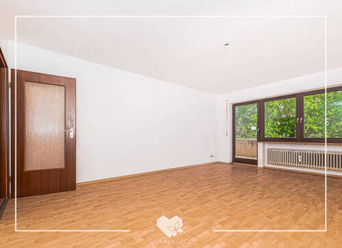 Wohnzimmer mit Balkon - 