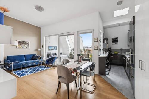 Blick ins Wohnzimmer - 4 Zimmer Etagenwohnung zum Kaufen in Berlin