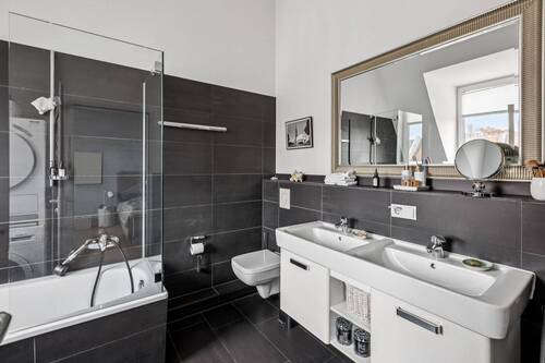 Große Badezimmer mit Wanne und Doppelwaschbecken - 