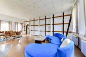 Die Loungeecke und der Essbereich - 