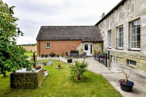 die Terrasse und der Kellereingang - 