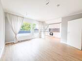 Lichtdurchflutetes Wohnzimmer - Sanierter Wohntraum in schöner Lage
