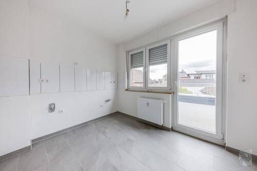 1. OG Wohnung rechts - Küche mit Balkon - 