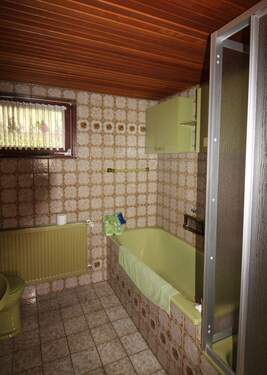 EG Bad vom Wohnzimmer zu begehen - 