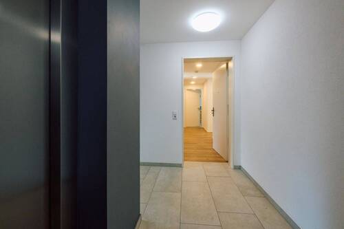 Treppenhaus, Aufzug und Blick zur Wohnung - 