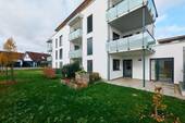 Objektansicht mit Terrasse und Gartenanteil - Dornhan - Ihr Zuhause für alle Lebensabschnitte: 4-Zimmer-Wohnung mit Terrasse & Garten