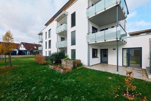 Objektansicht mit Terrasse und Gartenanteil - Dornhan - Ihr Zuhause für alle Lebensabschnitte: 4-Zimmer-Wohnung mit Terrasse & Garten
