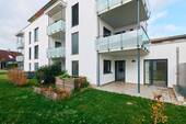 Objektansicht mit Terrasse und Gartenanteil - 4 Zimmer Etagenwohnung in Dornhan
