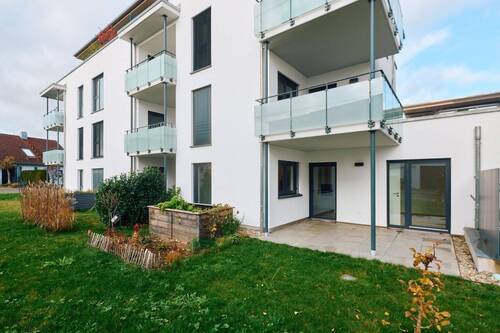 Objektansicht mit Terrasse und Gartenanteil - 4 Zimmer Etagenwohnung in Dornhan