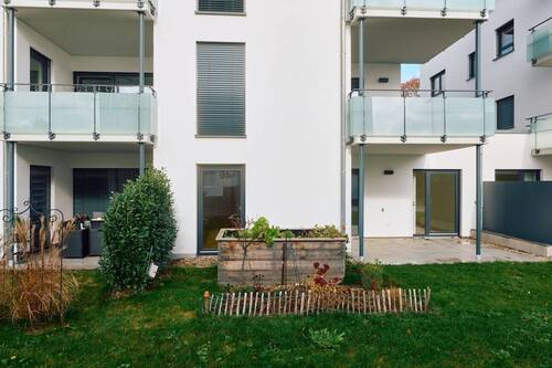 Objektansicht mit Terrasse und Gartenanteil - 