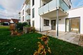 Objektansicht mit Terrasse und Gartenanteil - 