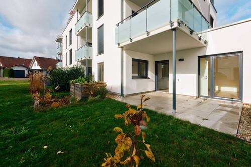 Objektansicht mit Terrasse und Gartenanteil - 
