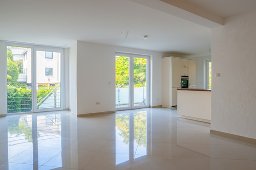 Wohn und Küchenbereich (Moderniesirungsbeispiel KI generiert) - 3 Zimmer Etagenwohnung in Aachen