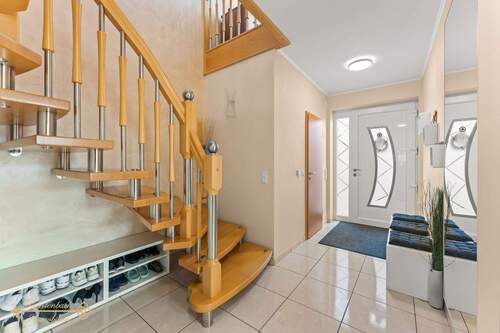 Flur - 6 Zimmer Mehrfamilienhaus, Wohnhaus zum Kaufen in Wildeshausen