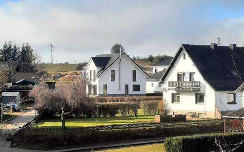 Hausansicht - Hier passt Alles - bezugsfertiges A+ Energieeinsparhaus mit vielen Extras und großem Garten in schöner Lage