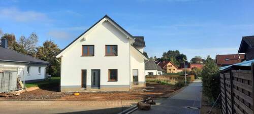 vordere Hausansicht - 6 Zimmer Einfamilienhaus in Dahlem