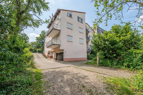 Außenansicht und Parkplatz - 3 Zimmer Etagenwohnung zum Kaufen in Frankfurt am Main